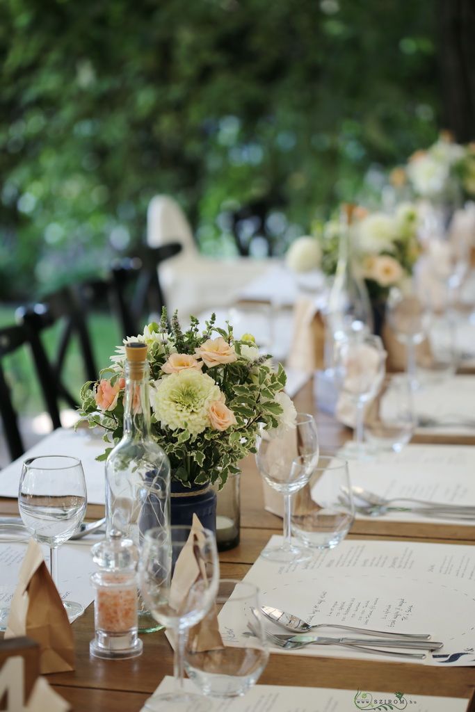 Esküvői asztaldísz befőttes üvegben, 1db, A KERT Bisztró Budapest (bokros rózsa, lizianthus, mezei virágok, barack, fehér)
