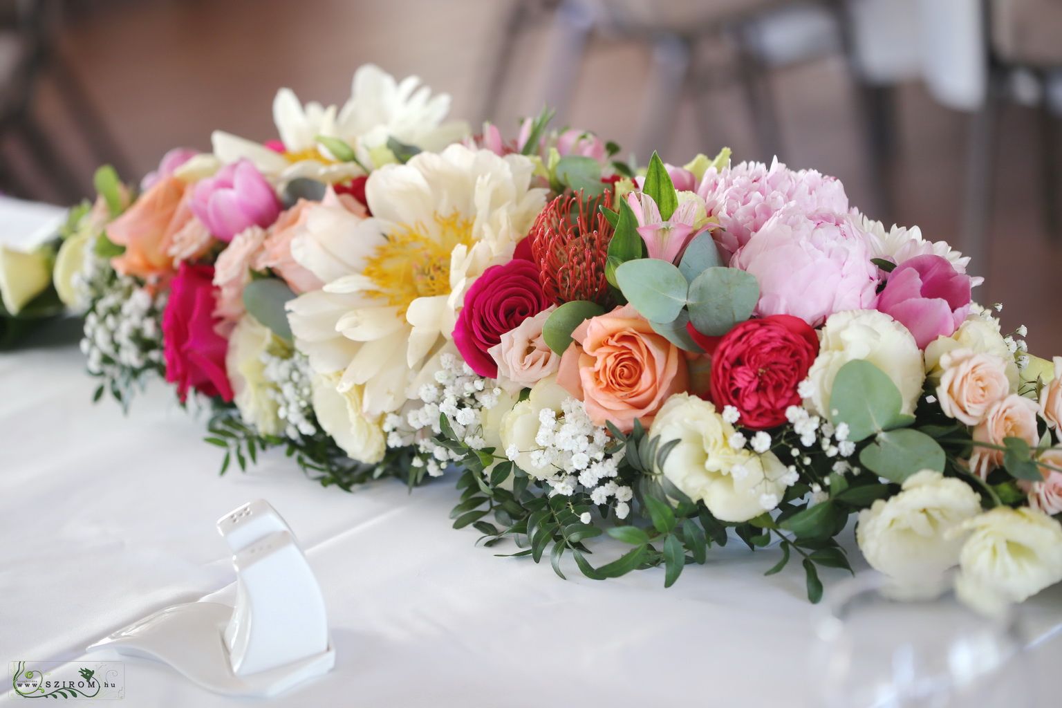 Főasztaldísz (peonia, rózsa, liziantusz, krém, rózsaszín, barack) Széchenyi kertvendéglő