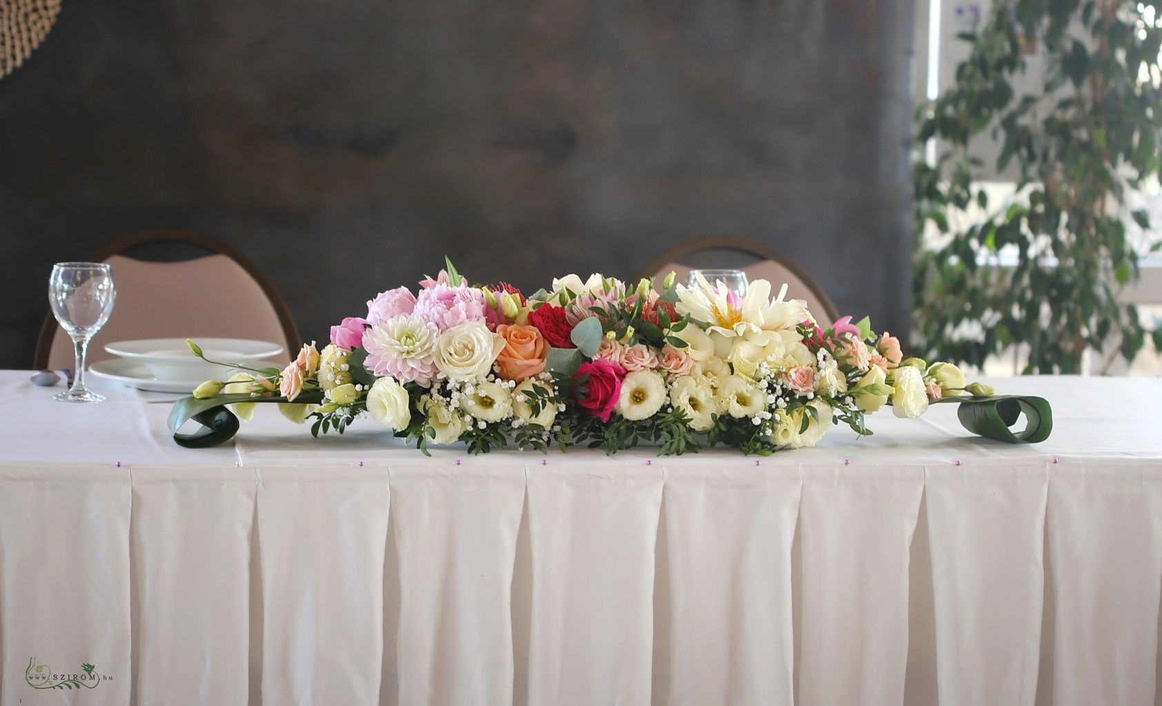 Főasztaldísz (peonia, rózsa, dália, liziantusz, krém, rózsaszín, barack) Széchenyi kertvendéglő