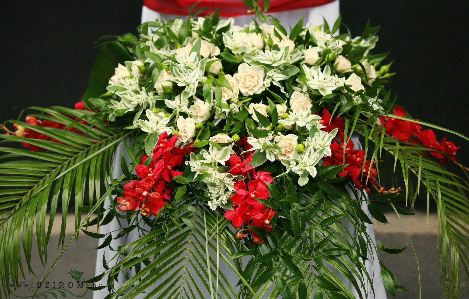 Főasztaldísz (bokros rózsa, mokara orchidea, vörös, krém), esküvő