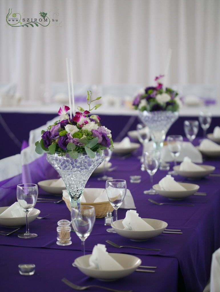 Közepes koktélpohár asztaldísz, 1db, Csillebérc (dendrobium, liziantusz, lila), esküvő