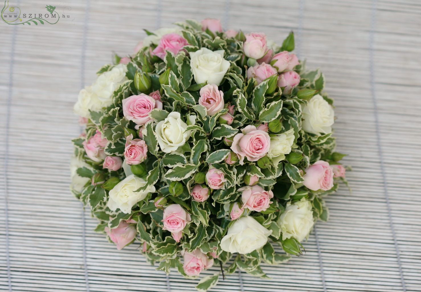 Kis aztaldísz bokros rózsával (rózsaszín, fehér), esküvő