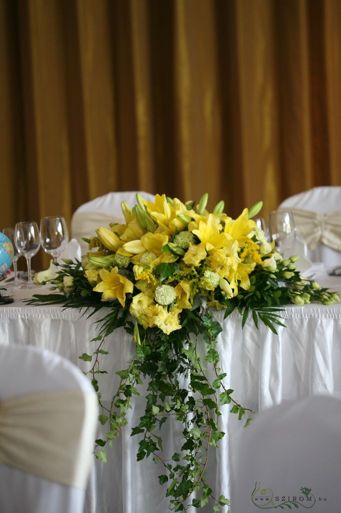 Főasztaldísz ázsiai liliommal, Marriott (szegfű, liziantusz, kardvirág, krizantém, sárga)), esküvő