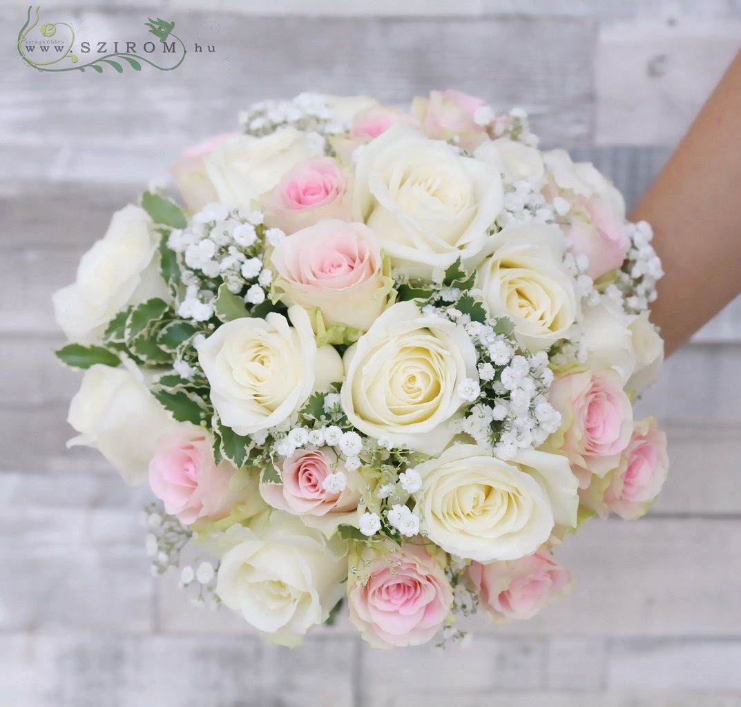 Menyasszonyi csokor rózsaszín és fehér rózsával, rezgővel, zöldekkel