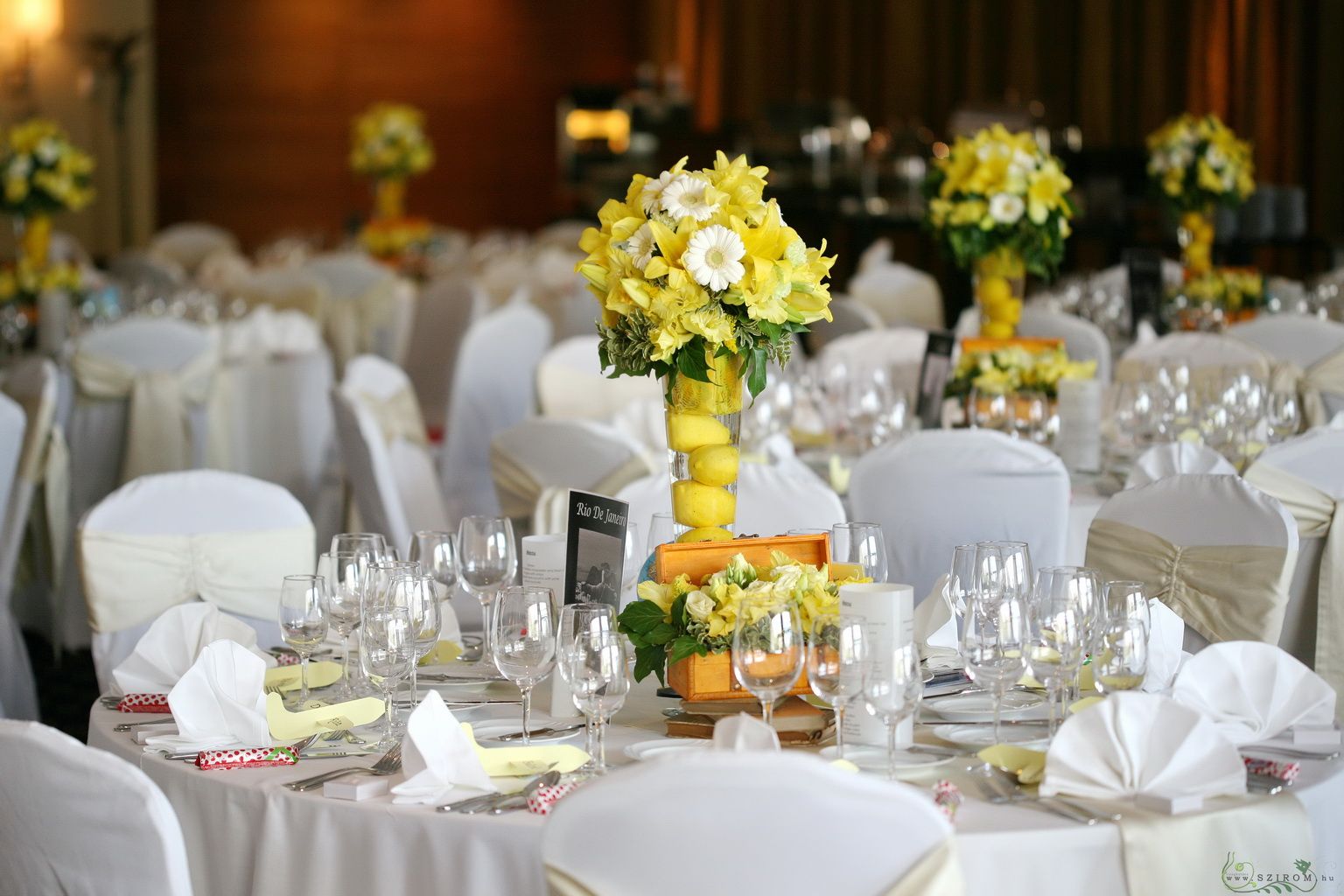Magas vázás dísz, könyv és ládikó sárga dekorral, Marriott Hotel (liliom, gerbera, kardvirág), esküvő