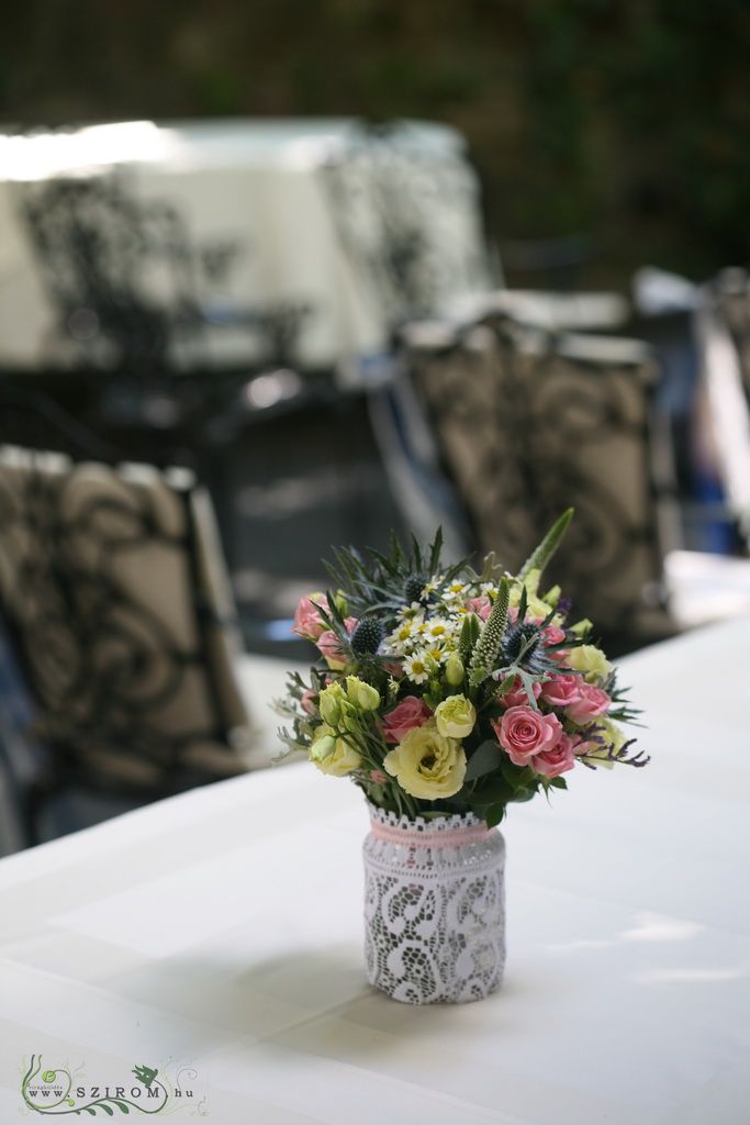 Romantikus asztaldísz mezei virágokkal, Pavillon de Paris Budapest (liziantusz, bokros rózsa, eringium, veronika, kamilla, rózsaszín, krém), esküvő