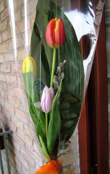 10 small bouquets of 3 tulips