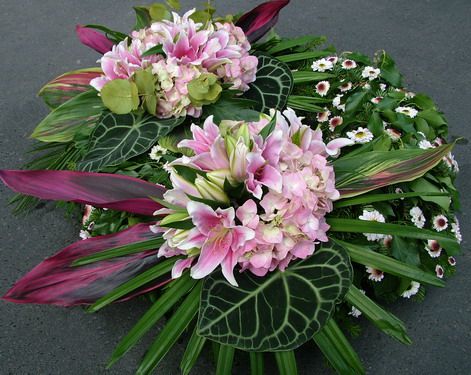 greek w. covered with lilies and hydrangeas (1.2 m)