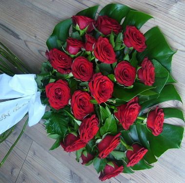20 szál prémium vörös rózsa sírcsokorban, félkör forma