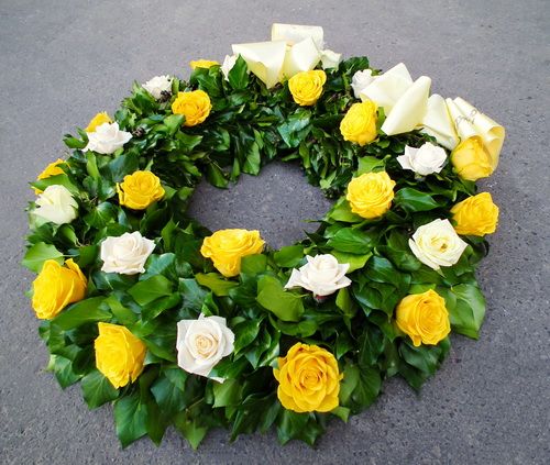 ivory wreath with 30 roses (70cm)