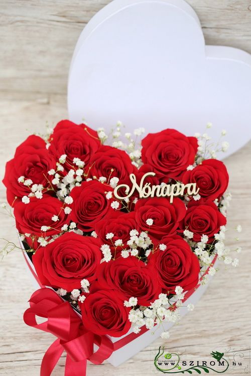 Nőnapi vörös rózsa apró virágokkal szív dobozban