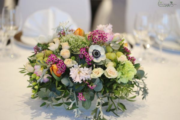 Spring flower table decoration with grape, Hilton Budapest (anemone, spray rose, tulip, hyacinth, carnation, wax, frézia, peach, pink), wedding