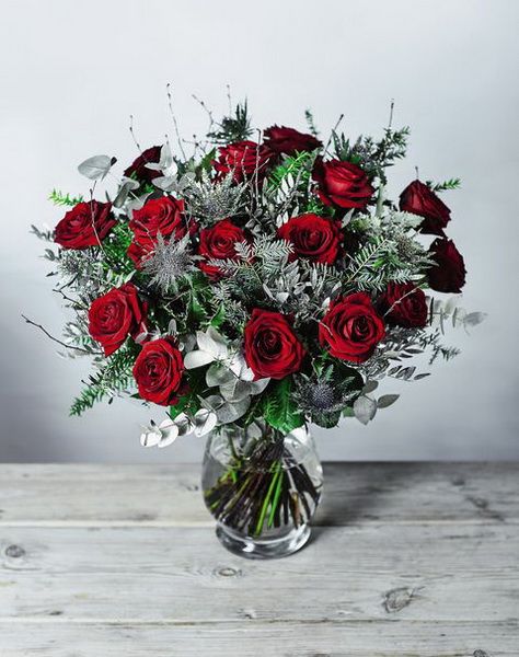 15 rote Rosen mit Wintergrün und Vase