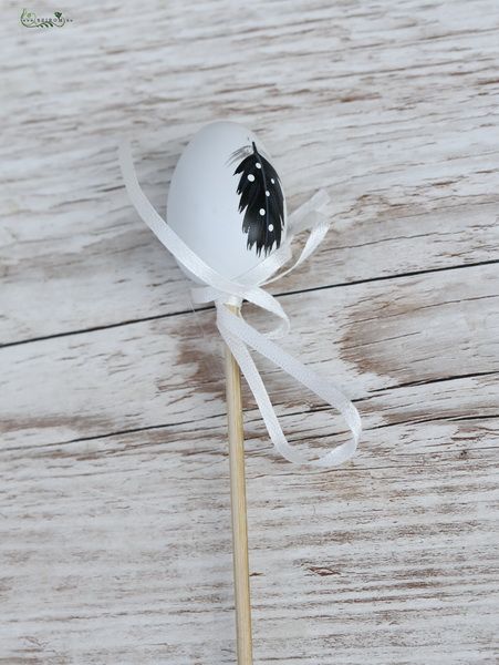 White egg with leaf pattern on wooden stick (4 cm)