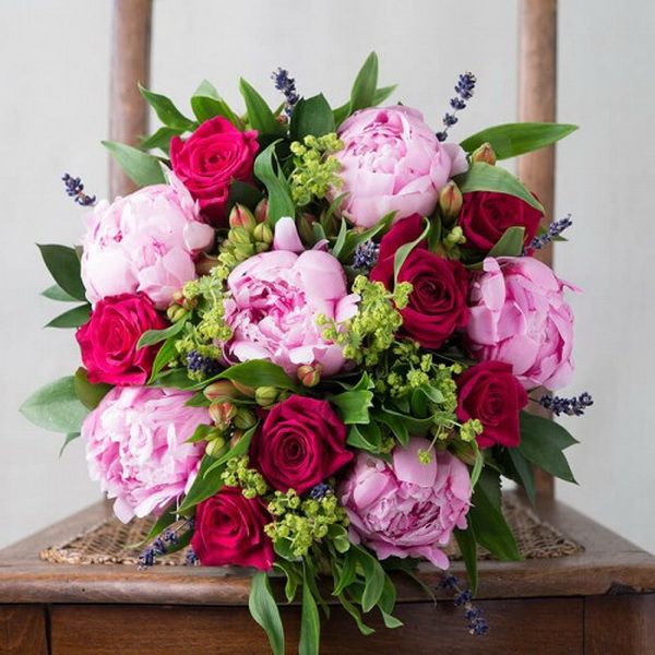 Red roses with peonyes and small flowers (17 stems)
