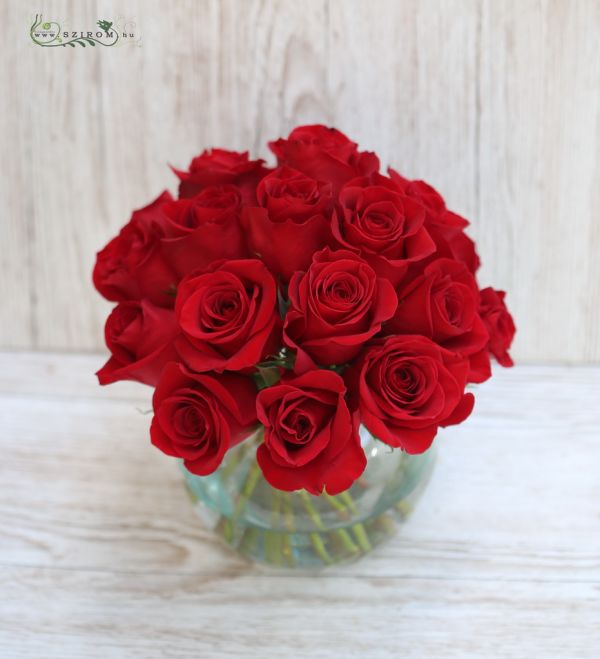 Centerpiece in glass sphere (red rose)