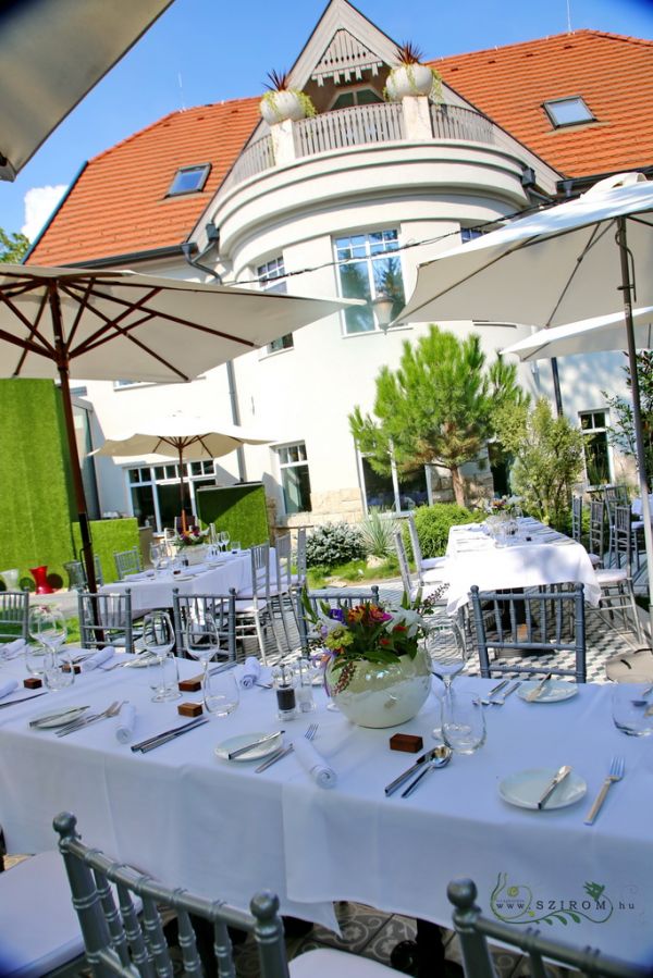 Meadow wildflowers centerpieces wiith dahlias and gladiolus Émile restaurant Budapest