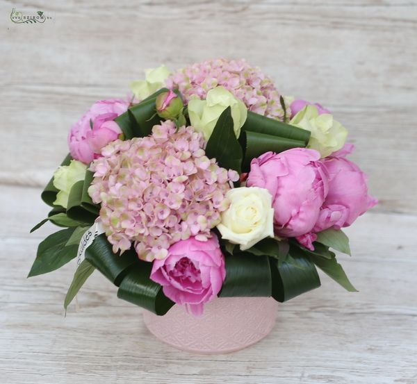 pink pot with hydrangeas, roses and peonies (12 st)