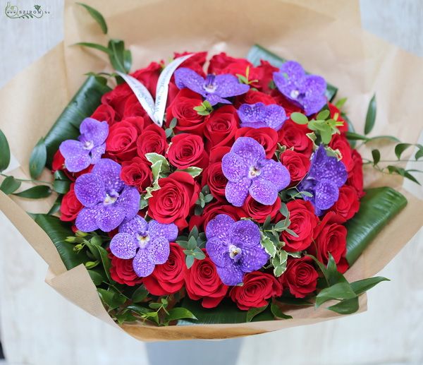 50 rote Rosen mit 10 Vanda Orchideen