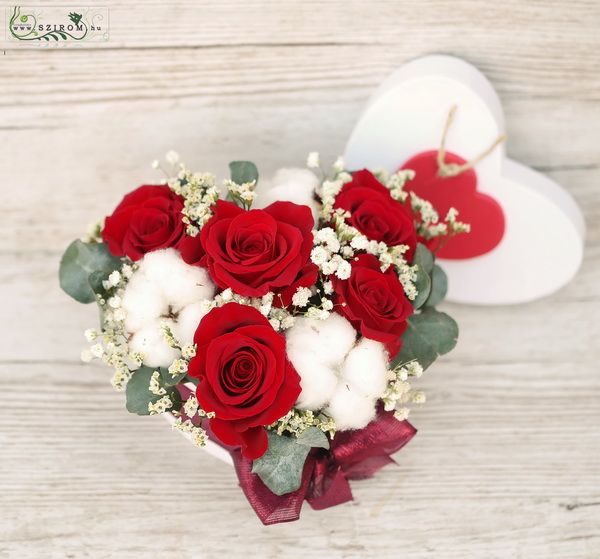 Romantikus szívdoboz vörös rózsával, apró virágokkal, gyapotvirággal 