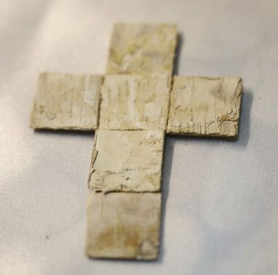 Birch bark cross (9cm)