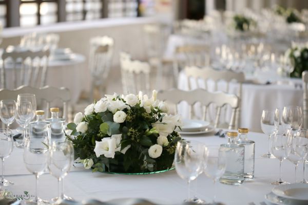 Hemispherical table decoration (lisianthus, gladiolus, white)