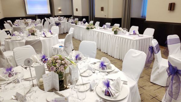 Centerpiece in glass sphere, Hilton Budapest (spray roses, babybreath, cala, purple, white)