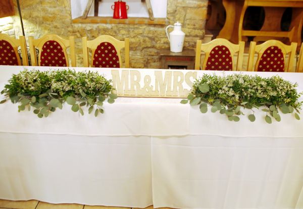 Main table centerpiece with Mr&Mrs wood inscription, Csalánosi Csárda Budapest (eucalyptus, wax flower, cream, green)