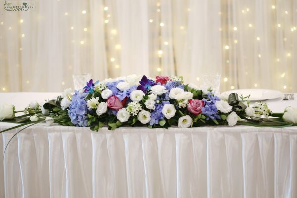 Main table centerpiece (hydrangea, lisianthus, rose, dendrobium orchid, fehér, kék, lila)