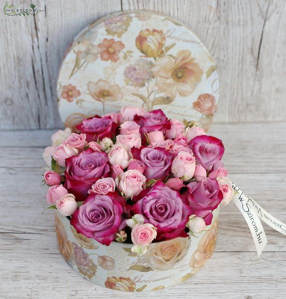 Virágdoboz lila rózsákkal, rózsaszín bokros rózsákkal (13 szál)