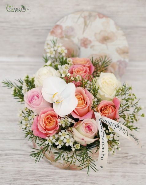 box made of roses, phalaenopsis and small flowers (10 st)