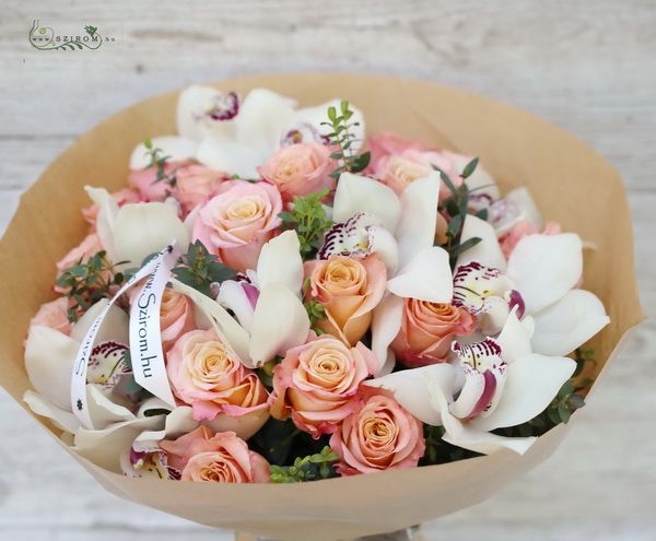 Peach roses with white orchids in a bouquet (25 stams)