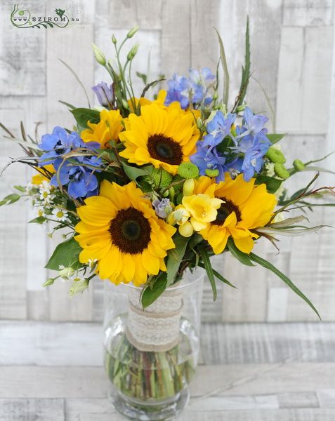 Bouquet of sunflowers in a vase (15 stems)