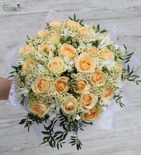 Peach roses with chamomile and freesia (45 threads)