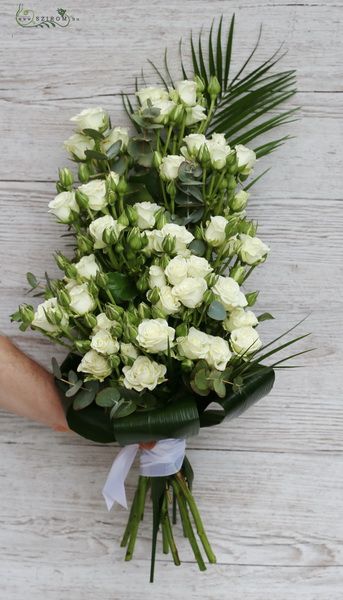 hosszúcsokor fehér bokros rózsából (10 szál)