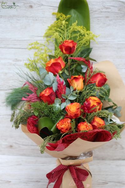 10 szál narancs rózsa szezonvirágokkal, papírvázával