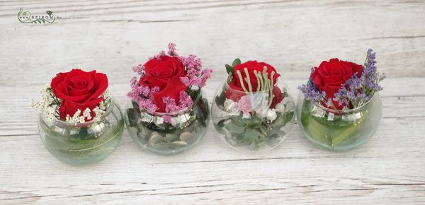 4 kleine Glaskugeln mit roten Rosen und bunten kleinen Blumen