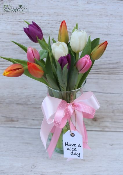 10 gemischte Tulpen in Vase mit Band und Zeichen