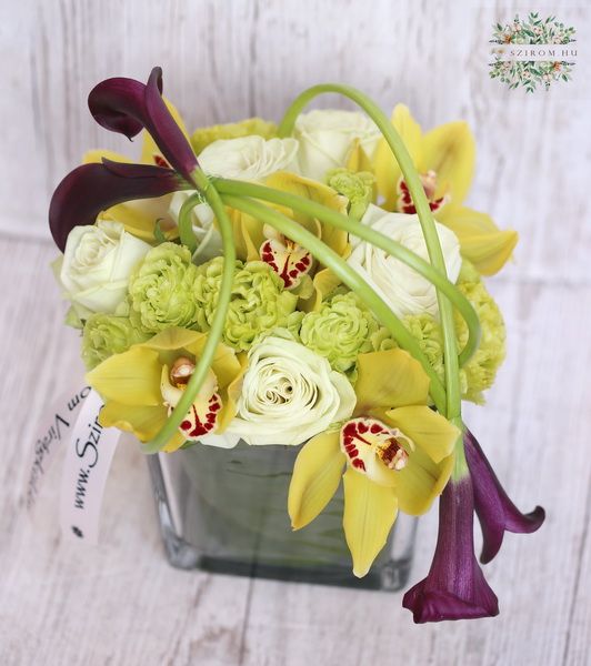  Moderner Glaswürfel mit Calla-Lilien, Orchideen und Rosen (18 Stiele)