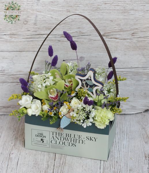 Sea themed flowerbag with seasonal flowers (20 stems)