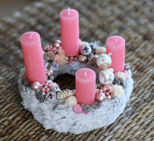 Adventskranz mit rosa Kerzen