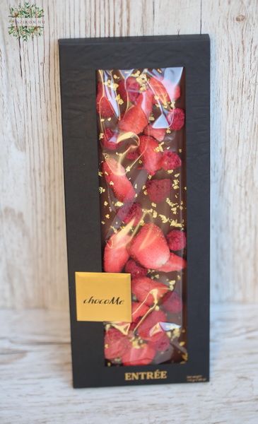 ChocoMe 100g milk chocolate, lyophilized strawberry slices, lyophilized raspberry grains, genuine 23 carat gold