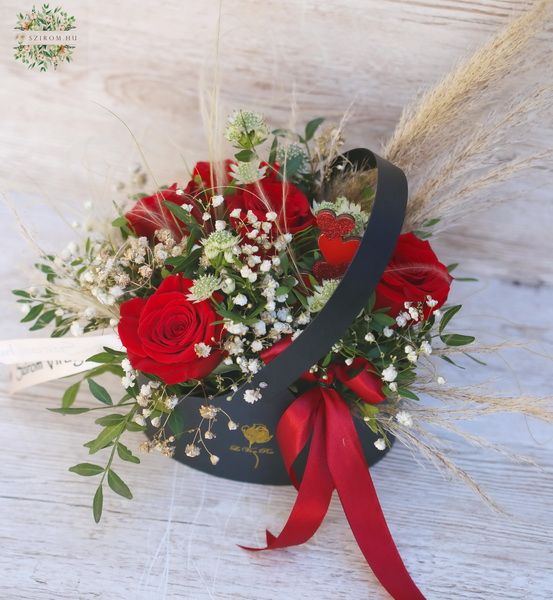 Ovale Blumentasche mit 5 roten Rosen und kleinen Blumen