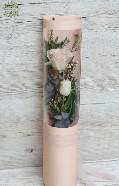 Henger doboz rózsával, tulipánnal, apró virágokkal