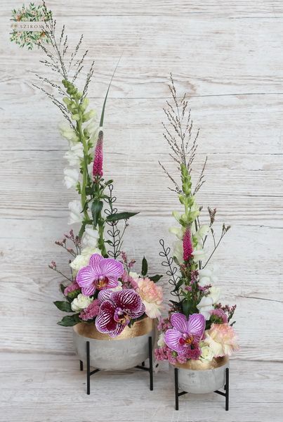 Small concrete pots with modern airy flower decor