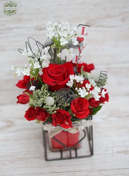 Metallischer Würfel mit Rosen und Drahtblumen