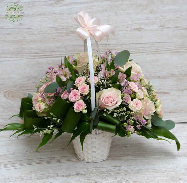 Klassischer Blumenkorb mit rosa Rosen, Zierrosen, Alstroemerien (32 Stängel)