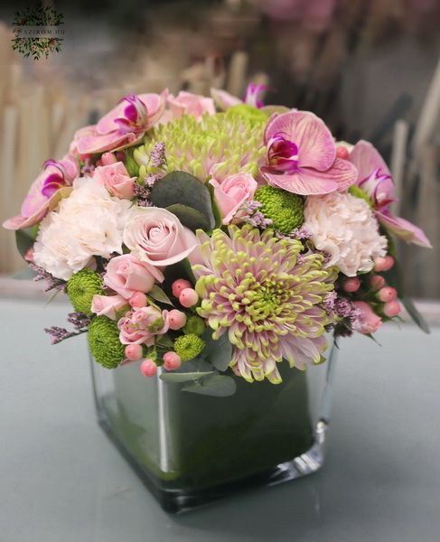 Üvegkocka rózsaszín virágokkal (21 szál)