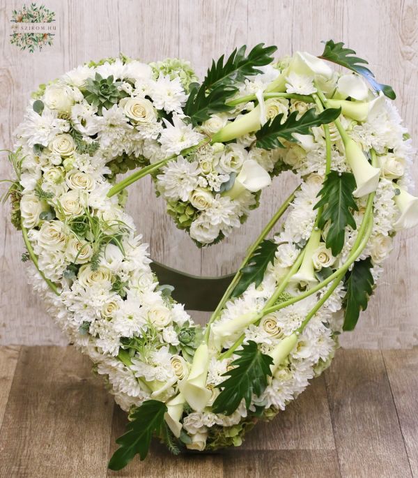 Heart-shaped standing wreath with white flowers (75cm)