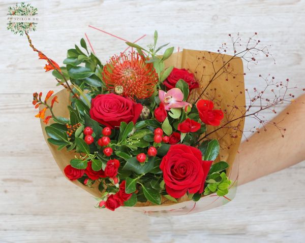 Kleiner Strauß aus roten Rosen, Orchideen und anderen exotische Blumen
